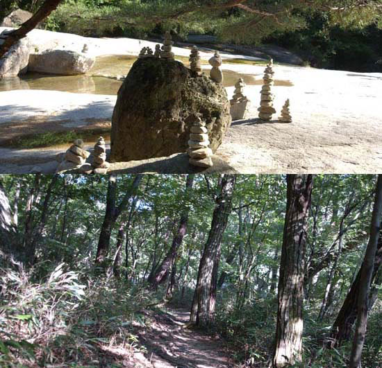 마애불을 찾아가는 오솔길과 마당바위에 층을 이루고 있는 돌탑과 늘어진 소나무가 잘 어울린다. 